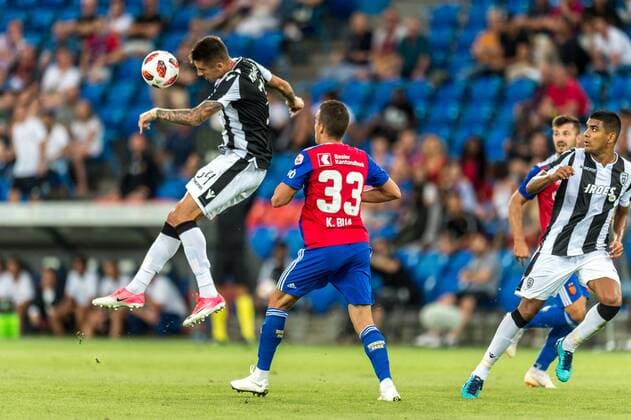 Fussball Champions League - Zweite Qualifikationsrunde - 18 19 - FC Basel 1893 - FC PAOK Saloniki - 01-08-2018 Yevhen Khacheridi (PAOK 34) koepft den Ball vor Kevin Bua (FCB 33), beim Champions League - Qualifikationsrunde 2 Spiel zwischen dem FC Basel 1893 und dem FC PAOK Saloniki, am Mittwoch, den 01. August 2018 im St. Jakob-Park in Basel. (