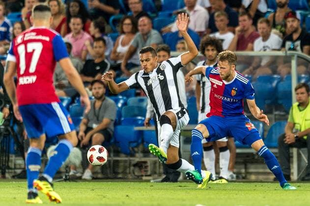 Fussball Champions League - Zweite Qualifikationsrunde - 18 19 - FC Basel 1893 - FC PAOK Saloniki - 01-08-2018 Silvan Widmer (FCB 5) im Zweikampf mit Leo Jabá (PAOK 98), beim Champions League - Qualifikationsrunde 2 Spiel zwischen dem FC Basel 1893 und dem FC PAOK Saloniki, am Mittwoch, den 01. August 2018 im St. Jakob-Park in Basel. (