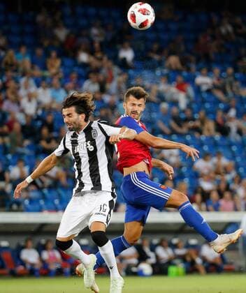01.08.2018 St.Jakob Park Basel , SCHWEIZ , Saison 2018 2019 UEFA Champions League Qualifikations Rückspiel FC Basel - PAOK Saloniki Jose Angel Crespo (li,PAOK) gegen Albian Ajeti (FC Basel)