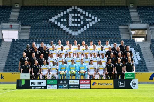 Fußball, Borussia Mönchengladbach Porträttermin VfL Borussia Mönchengladbach, 1. BL, 2018 2019, Mannschaftsfoto, Obere Reihe v.li.: Leiter Medizin und Prävention Dr. Andreas Schlumberger, Mannschaftsarzt Dr. Ralf Doyscher, Denis Zakaria, Florian Mayer, Andreas Poulsen, Christoph Kramer, Michael Lang, Florian Neuhaus, Tobias Strobl, Louis Jordan Beyer, Mannschaftsarzt Dr. Heribert Ditzel, Mannschaftsarzt Dr. Stefan Hertl. Zweite Reihe von oben v.li.: Übergangstrainer Otto Addo, Torwarttrainer Uwe Kamps, Torwarttrainer Steffen Krebs, Oscar Wendt, Alassane Plea, Matthias Ginter, Nico Elvedi, Josip Drmic, Torben Müsel , Mamadou Doucoure, Co-Trainer Frank Geideck, Co-Trainer Dirk Bremser, Cheftrainer Dieter Hecking. Zweite Reihe von unten v.li.: Physiotherapeut Dirk Müller , Physiotherapeut Benedikt Bohnen, Masseur Adam Szordykowski, Lars Stindl, Fabian Johnson, Laszlo Benes, Patrick Herrmann, Tony Jantschke, Michael Cuisance, Keanan Bennetts, Betreuer Christian Rieger, Physiotherapeut Holger Wagner, Leitender Physiotherapeut Hendrik Schreiber. Untere Reihe v.li.: Zeugwart Marcus Breuer, Betreuer Rolf Hülswitt , Julio Villalba, Ibrahima Traore, Tobias Sippel, Yann Sommer, Moritz Nicolas, Jonas Hofmann, Raffael, Athletiktrainer Alexander Mouhcine, Athletiktrainer Quirin Löppert, Athletiktrainer Markus Müller .