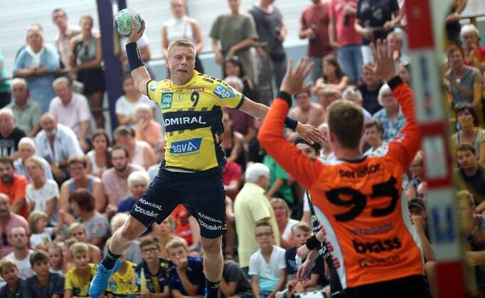 Dritte Handball-Bundesliga - MSG Grossbieberau Modau vs Rhein Neckar Löwen - Testspiel - Saison - 2018-2019 - 02.08.2018 - Grossbieberau v. l. Gudjon Valur Sigurdsson RNL, Florian Zeisig MSG Falken Aktion, Einzelbild -