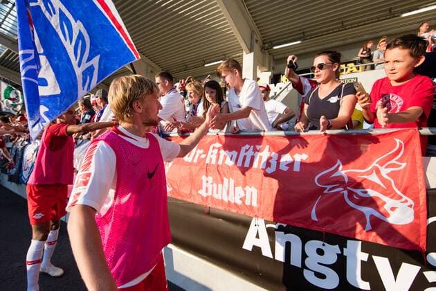 180802 Emil Forsberg of Leipzig thanking supporters after the UEFA Europa League qualifying match between Häcken and RB Leipzig on August 2, 2018 in Gothenburg. Copyright: MICHAELxERICHSEN BB180802MI052