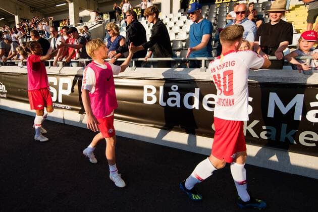 180802 Emil Forsberg of Leipzig and Erik Majetschak of Leipzig thanking supporters after the UEFA Europa League qualifying match between Häcken and RB Leipzig on August 2, 2018 in Gothenburg. Copyright: MICHAELxERICHSEN BB180802MI053