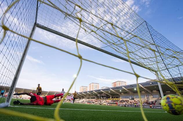 180802 Massimo Bruno of Leipzig scores 1-0 behind Jonathan Ursin Rasheed of Häcken during the UEFA Europa League qualifying match between Häcken and RB Leipzig on August 2, 2018 in Gothenburg. Copyright: MICHAELxERICHSEN BB180802MI055