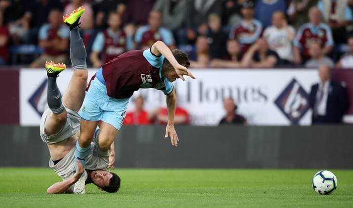 Football - 2018 2019 Europa League - Second Qualifying Round, Second Leg: Burnley (1) vs. Aberdeen (1). Chris Wood of Burnley and Scott McKenna of Aberdeen at Turf Moor. COLORSPORT LYNNE CAMERON 