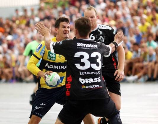Dritte Handball-Bundesliga - MSG Grossbieberau Modau vs Rhein Neckar Löwen - Testspiel - Saison - 2018-2019 - 02.08.2018 - Grossbieberau v. l. Andy Schmid RNL, Jonas Dambach MSG Falken Aktion, Einzelbild -