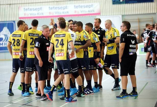 Dritte Handball-Bundesliga - MSG Grossbieberau Modau vs Rhein Neckar Löwen - Testspiel - Saison - 2018-2019 - 02.08.2018 - Grossbieberau v. l. Das Team der RNL während einer Auszeit Aktion, Einzelbild -