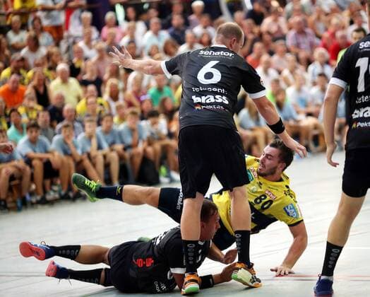 Dritte Handball-Bundesliga - MSG Grossbieberau Modau vs Rhein Neckar Löwen - Testspiel - Saison - 2018-2019 - 02.08.2018 - Grossbieberau v. l. Bodenkampf mit Jonas Ahrensmeier und Michael Malik beide MSG Falken gegen Yannick Kohlbacher RNL Aktion, Zweikampf -