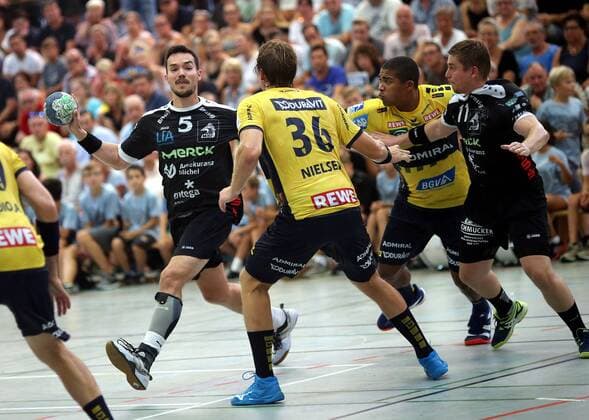 Dritte Handball-Bundesliga - MSG Grossbieberau Modau vs Rhein Neckar Löwen - Testspiel - Saison - 2018-2019 - 02.08.2018 - Grossbieberau v. l. Eric Schaefter MSG Falken, Jesper Nilsen RNL Aktion, Zweikampf -