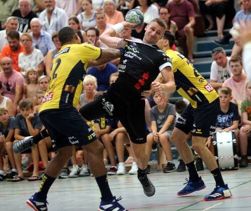 Dritte Handball-Bundesliga - MSG Grossbieberau Modau vs Rhein Neckar Löwen - Testspiel - Saison - 2018-2019 - 02.08.2018 - Grossbieberau v. l. Kris Jost MSG Falken setzt sich gegen Mads Mensah Larsen und Patrick Groetzki beide RNL durch Aktion, Zweikampf -
