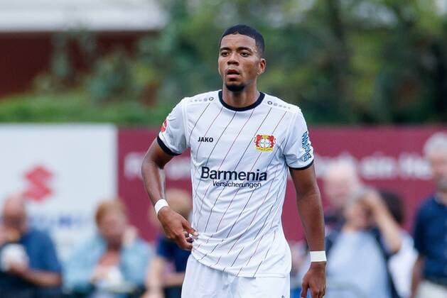Oesterreich, Zell am See, 02.08.2018, Testspiel, Bayer 04 Leverkusen - Istanbul Basaksehir FK Benjamin Henrichs (B04) schaut ( DeFodi507 *** Oesterreich Zell am See 02 08 2018 Test match Bayer 04 Leverkusen Istanbul Basaksehir FK Benjamin Henrichs B04 is watching DeFodi507