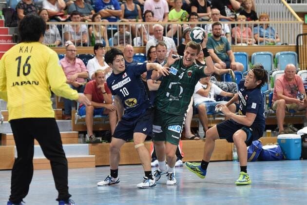 Handball, Herren, Saison 2018 19, Mini-Turniner in der MBS-Arena, Füchse Berlin - Japan, Naoki Sugioka (Nr. 10, Japan), Bjarki Elisson (Nr. 4, Füchse Berlin), Hiroki Motoki (Nr. 25, Japan), 03.08.18, Copyright: xMichaelxHundtx xMatthiasxKochx