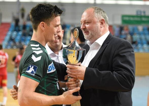 Handball, Herren, Saison 2018 19, Mini-Turniner in der MBS-Arena, 1. VfL Potsdam - Füchse Berlin, Jubel nach dem Abpfiff, Hans Lindberg (Nr. 18, Füchse Berlin) erhält von DHB-Präsident Andreas Michelmann den Pokal für den Turniersieg, 03.08.18, Copyright: xMichaelxHundtx xMatthiasxKochx