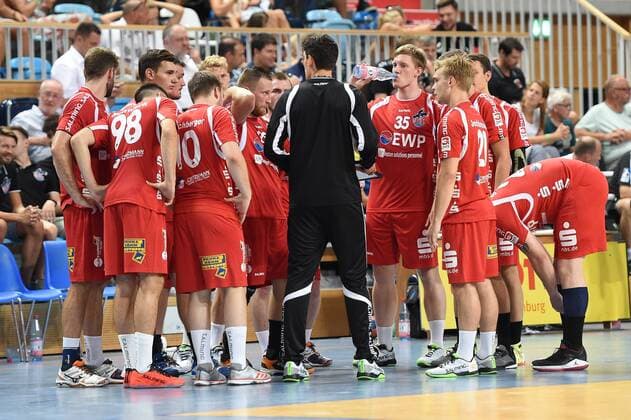 Handball, Herren, Saison 2018 19, Mini-Turniner in der MBS-Arena, 1. VfL Potsdam - Füchse Berlin, Cheftrainer Daniel Deutsch (1. VfL Potsdam) bei einer Auszeit mit seiner Mannschaft, 03.08.18, Copyright: xMichaelxHundtx xMatthiasxKochx