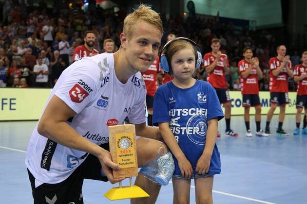 17. Jacob Cement Cup, Handball, Testspiel, 03.08.18 Pokaluebergabe Bester Torschuetze, Buster Juul (Aalborg Handbold, 23)