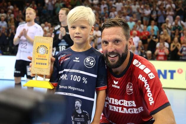17. Jacob Cement Cup, Handball, Testspiel, 03.08.18 Pokaluebergabe Sieger, Tobias Karlsson (SG Flensburg-Handewitt, 03)