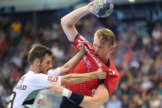 17. Jacob Cement Cup, Handball, Testspiel, 03.08.18 Simon Jeppsson (SG Flensburg-Handewitt, 17) gegen Mark Strandgaard (Nr.19, Aalborg Handbold)