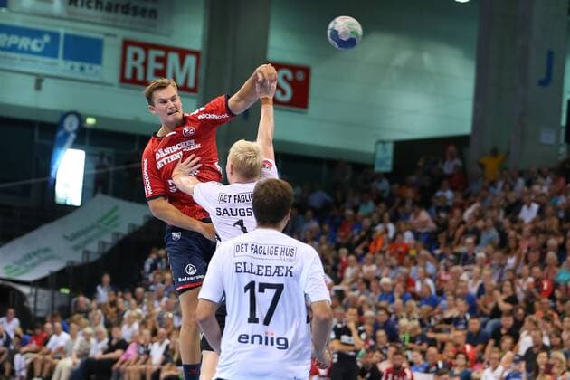 17. Jacob Cement Cup, Handball, Testspiel, 03.08.18 Magnus Roed (SG Flensburg-Handewitt, 77) gegen Tobias Ellebaek (Aalborg Handbold, 17) und Magnus Saugstrup (Aalborg Handbold, 14)
