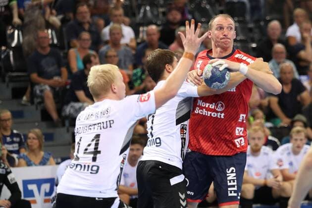17. Jacob Cement Cup, Handball, Testspiel, 03.08.18 Holger Glandorf (SG Flensburg-Handewitt, 09) gegen Magnus Saugstrup (Aalborg Handbold, 14) und Tobias Ellebaek (Aalborg Handbold, 17)