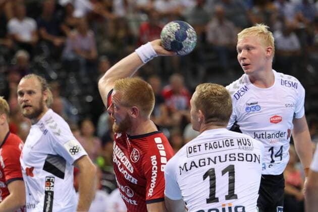 17. Jacob Cement Cup, Handball, Testspiel, 03.08.18 Jim Gottfridsson (SG Flensburg-Handewitt, 24) setzt sich gegen die Abwehr von Aalborg Handball durch