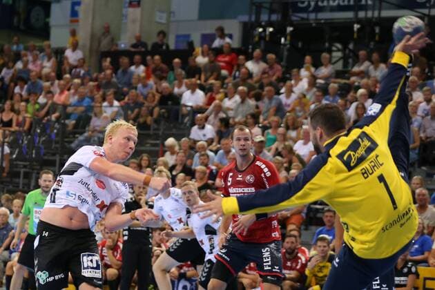 17. Jacob Cement Cup, Handball, Testspiel, 03.08.18 Magnus Saugstrup (Aalborg Handbold, 14) scheitert an Benjamin Buric (SG Flensburg-Handewitt, 01)