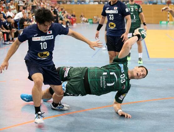 GER, 1.HBL, FUECHSE BERLIN VS. Nationalmannschaft Japan 03.08.2018, Luftschiffhafen, Berlin, GER, 1.HBL, FUECHSE BERLIN VS. Nationalmannschaft Japan, im Bild Mijajlo Marsenic (Fuechse Berlin 93), Naoki Sugioka