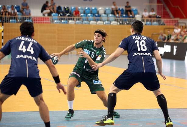 GER, 1.HBL, FUECHSE BERLIN VS. Nationalmannschaft Japan 03.08.2018, Luftschiffhafen, Berlin, GER, 1.HBL, FUECHSE BERLIN VS. Nationalmannschaft Japan, im Bild Jacob Tandrup Holm (Fuechse Berlin 6), Kohei Narita, Tetsuya Kadoyama