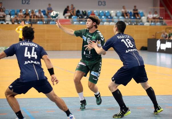 GER, 1.HBL, FUECHSE BERLIN VS. Nationalmannschaft Japan 03.08.2018, Luftschiffhafen, Berlin, GER, 1.HBL, FUECHSE BERLIN VS. Nationalmannschaft Japan, im Bild Jacob Tandrup Holm (Fuechse Berlin 6), Kohei Narita, Tetsuya Kadoyama