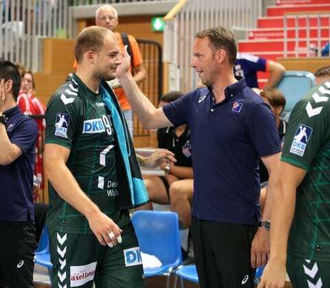 GER, 1.HBL, FUECHSE BERLIN VS. Nationalmannschaft Japan 03.08.2018, Luftschiffhafen, Berlin, GER, 1.HBL, FUECHSE BERLIN VS. Nationalmannschaft Japan, im Bild Paul Drux (Fuechse Berlin 95), Cheftrainer (Head Coach) Dagur Sigurdsson