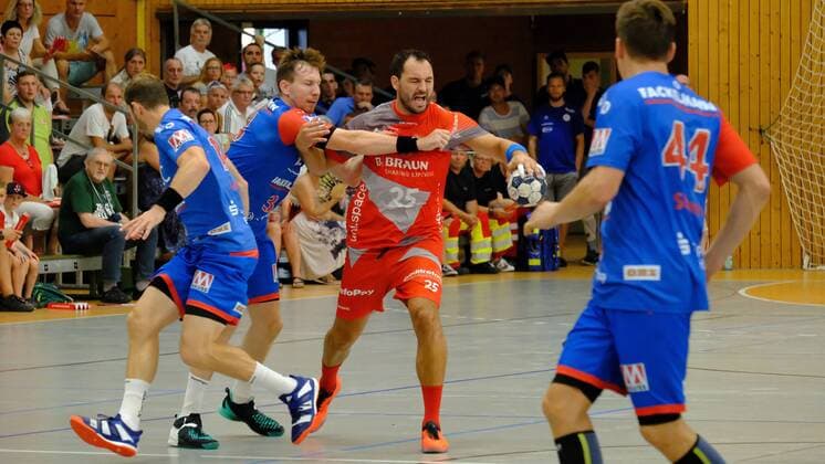 03.08.2018, xkhx Sparkassen-Handballcup 2018 MT Melsungen gegen HC Erlangen Michael Müller (25, MT Melsungen) gegen Nicolai Theilinger (Erlangen)