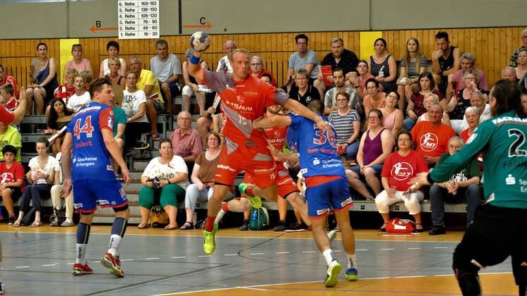 03.08.2018, xkhx Sparkassen-Handballcup 2018 MT Melsungen gegen HC Erlangen Lasse Mikkelsen (15, MT Melsungen) gegen Florian von Gruchalla (Erlangen)