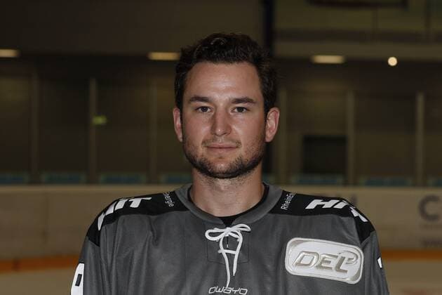 offizielles Mannschaftsfoto der Koelner Haie, 04.08.2018 Jason Akeson (Koelner Haie, 19); offizielles Mannschaftsfoto Portrait der Koelner Haie am 04.08.2018 in der Trainingshalle K2 in Koeln (Deutschland).