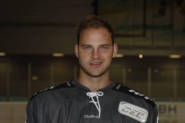offizielles Mannschaftsfoto der Koelner Haie, 04.08.2018 Sebastian Uvira (Koelner Haie, 93); offizielles Mannschaftsfoto Portrait der Koelner Haie am 04.08.2018 in der Trainingshalle K2 in Koeln (Deutschland).