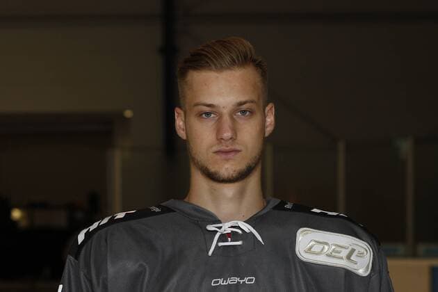 offizielles Mannschaftsfoto der Koelner Haie, 04.08.2018 Lucas Dumont (Koelner Haie, 13); offizielles Mannschaftsfoto Portrait der Koelner Haie am 04.08.2018 in der Trainingshalle K2 in Koeln (Deutschland).