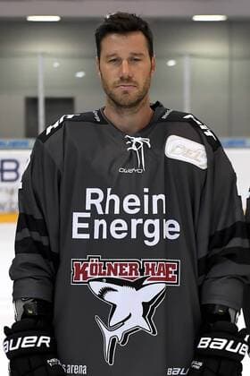 Eishockey DEL Mannschaftsfoto und Spielerportraits Kölner Haie Koelns Corey Potter (Nr.2)