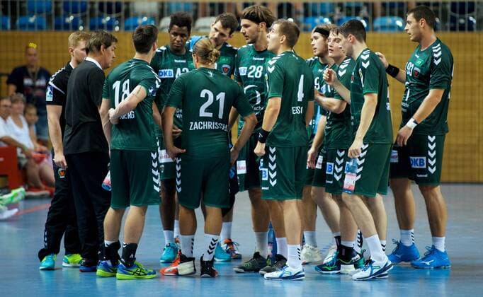 Handball 03.08.2018 Saisonstart Saison 2018 2019 BLITZTURNIER in der MBS Arena Potsdam FUECHSE Berlin geg 1 VfL Potsdam AUSZEIT Teambesprechung vlnr Velimir PETKOVIC Trainer Fuechse Hans LINDBERG 18 Fuechse Wael JALLOUZ 42 Fuechse Mattias ZACHRISSON 21 Fuechse Jakov GOJUN 10 Fuechse Erik SCHMIDT 28 Fuechse Bjarki Mar ELISSON 4 Fuechse Jacob Tandrup HOLM 6 Fuechse Christoph REISSKY ( Reißky ) 43 Fuechse Mijajlo MARSENIC 93 Fuechse