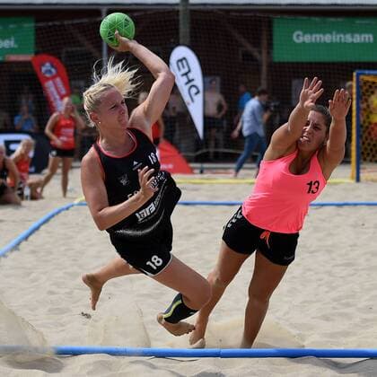 Handball, Damen, Saison 2018, Endrunde Deutsche Meisterschaft Beachhandball, Hauptrunde, Strandgeflüster Minden - Beach Berlin, Jasmin Kaddatz (Nr. 18, Strandgeflüster Minden), Tuula Moritz (Nr. 13, Beach Berlin), 04.08.18, Copyright: xMichaelxHundtx xMatthiasxKochx