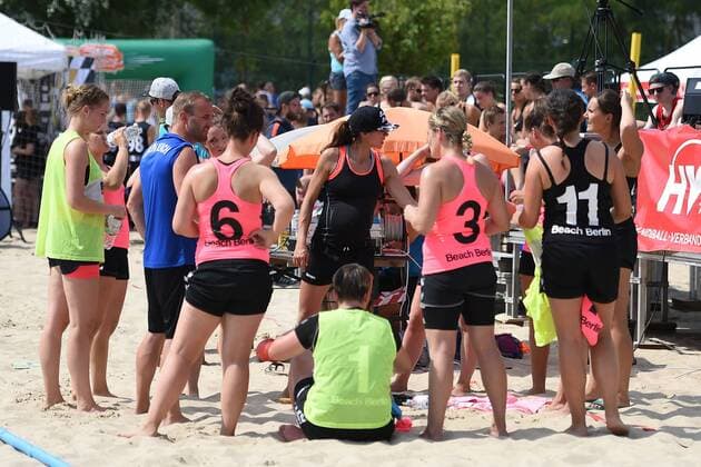 Handball, Damen, Saison 2018, Endrunde Deutsche Meisterschaft Beachhandball, Hauptrunde, Strandgeflüster Minden - Beach Berlin, die Spielerinnen von Beach Berlin bei einer Auszeit, 04.08.18, Copyright: xMichaelxHundtx xMatthiasxKochx