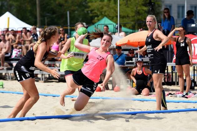Handball, Damen, Saison 2018, Endrunde Deutsche Meisterschaft Beachhandball, Hauptrunde, Strandgeflüster Minden - Beach Berlin, Benica Pross (Nr. 19, Strandgeflüster Minden), Alea Sukowski (Nr. 27, Beach Berlin), Jasmin Kaddatz (Nr. 18, Strandgeflüster Minden), 04.08.18, Copyright: xMichaelxHundtx xMatthiasxKochx