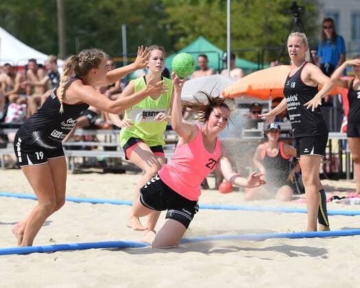 Handball, Damen, Saison 2018, Endrunde Deutsche Meisterschaft Beachhandball, Hauptrunde, Strandgeflüster Minden - Beach Berlin, Benica Pross (Nr. 19, Strandgeflüster Minden), Alea Sukowski (Nr. 27, Beach Berlin), Jasmin Kaddatz (Nr. 18, Strandgeflüster Minden), 04.08.18, Copyright: xMichaelxHundtx xMatthiasxKochx