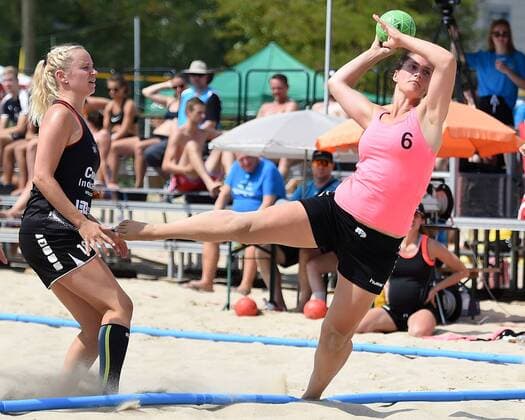 Handball, Damen, Saison 2018, Endrunde Deutsche Meisterschaft Beachhandball, Hauptrunde, Strandgeflüster Minden - Beach Berlin, Jasmin Kaddatz (Nr. 18, Strandgeflüster Minden), Lisa Ducret (Nr. 6, Beach Berlin), 04.08.18, Copyright: xMichaelxHundtx xMatthiasxKochx