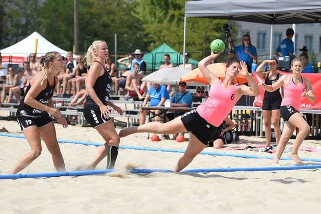 Handball, Damen, Saison 2018, Endrunde Deutsche Meisterschaft Beachhandball, Hauptrunde, Strandgeflüster Minden - Beach Berlin, Benica Pross (Nr. 19, Strandgeflüster Minden), Jasmin Kaddatz (Nr. 18, Strandgeflüster Minden), Lisa Ducret (Nr. 6, Beach Berlin), 04.08.18, Copyright: xMichaelxHundtx xMatthiasxKochx