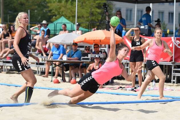 Handball, Damen, Saison 2018, Endrunde Deutsche Meisterschaft Beachhandball, Hauptrunde, Strandgeflüster Minden - Beach Berlin, Jasmin Kaddatz (Nr. 18, Strandgeflüster Minden), Lisa Ducret (Nr. 6, Beach Berlin), 04.08.18, Copyright: xMichaelxHundtx xMatthiasxKochx