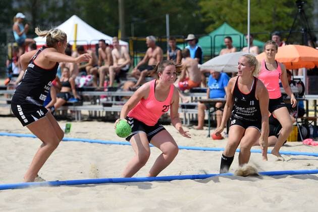 Handball, Damen, Saison 2018, Endrunde Deutsche Meisterschaft Beachhandball, Hauptrunde, Strandgeflüster Minden - Beach Berlin, Caroline Josko (Nr. 16, Strandgeflüster Minden), Alea Sukowski (Nr. 27, Beach Berlin), Jasmin Kaddatz (Nr. 18, Strandgeflüster Minden), 04.08.18, Copyright: xMichaelxHundtx xMatthiasxKochx