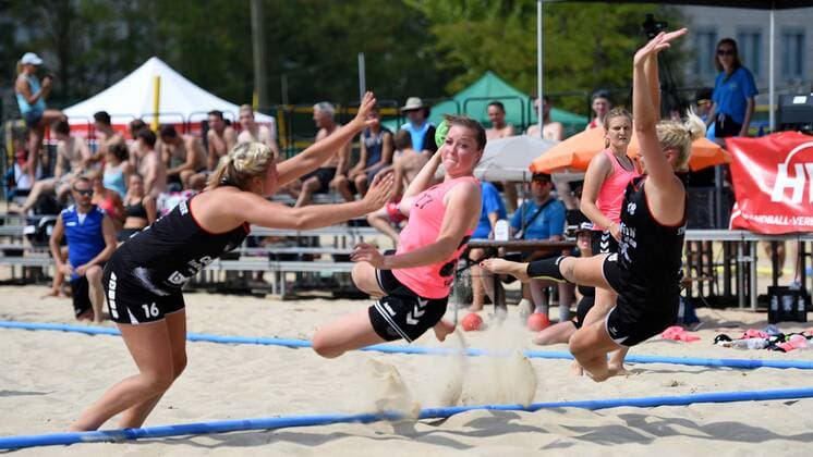 Handball, Damen, Saison 2018, Endrunde Deutsche Meisterschaft Beachhandball, Hauptrunde, Strandgeflüster Minden - Beach Berlin, Caroline Josko (Nr. 16, Strandgeflüster Minden), Alea Sukowski (Nr. 27, Beach Berlin), Jasmin Kaddatz (Nr. 18, Strandgeflüster Minden), 04.08.18, Copyright: xMichaelxHundtx xMatthiasxKochx