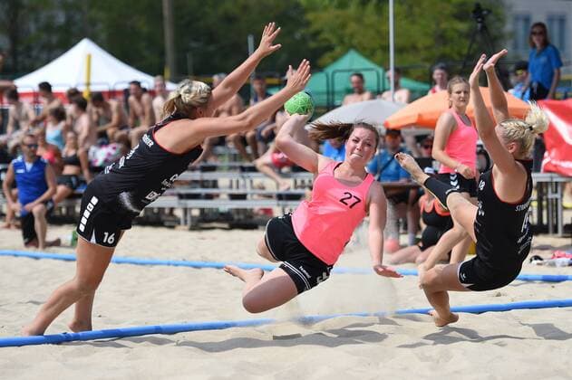Handball, Damen, Saison 2018, Endrunde Deutsche Meisterschaft Beachhandball, Hauptrunde, Strandgeflüster Minden - Beach Berlin, Caroline Josko (Nr. 16, Strandgeflüster Minden), Alea Sukowski (Nr. 27, Beach Berlin), Jasmin Kaddatz (Nr. 18, Strandgeflüster Minden), 04.08.18, Copyright: xMichaelxHundtx xMatthiasxKochx
