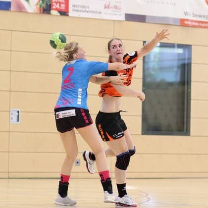 Sport Bilder des Tages Laura van der Heijden (Bietigheim) im Zweikampf mit Chantal Wick (Nottwil) Wittlicher Handball-Cup --- Handball --- 04.08.2018 Wittlicher Handball-Cup --- Handball --- 04.08.2018 Wittlich Copyright: xEIBNER RenexWeissx EP_RWS
