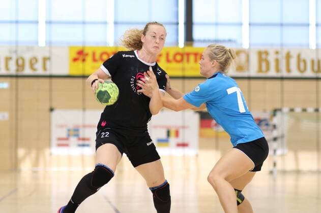Maren Weigel (Metzingen) im Zweikampf mit Malene Staal (Buxtehude) Wittlicher Handball-Cup --- Handball --- 04.08.2018 Wittlicher Handball-Cup --- Handball --- 04.08.2018 Wittlich Copyright: xEIBNER RenexWeissx EP_RWS
