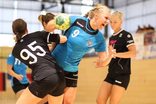 Christina Haurum (Buxtehude) im Zweikampf mit Dorina Korsos (Metzingen) Wittlicher Handball-Cup --- Handball --- 04.08.2018 Wittlicher Handball-Cup --- Handball --- 04.08.2018 Wittlich Copyright: xEIBNER RenexWeissx EP_RWS