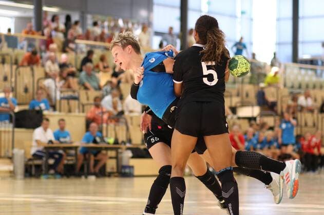 Frederike Gubernatis (Buxtehude) im Zweikampf mit Delaila Amega (Metzingen) Wittlicher Handball-Cup --- Handball --- 04.08.2018 Wittlicher Handball-Cup --- Handball --- 04.08.2018 Wittlich Copyright: xEIBNER RenexWeissx EP_RWS